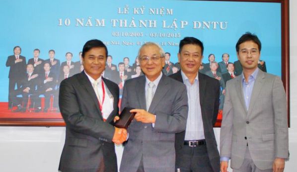 Mr. Chay Yee presented the souvenir gift to Dr. Phan Ngoc Son