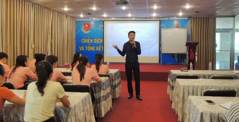 Ông Hồ Đắc Thanh Huy đang trình bày vấn đề trước CB - NV của DNTU