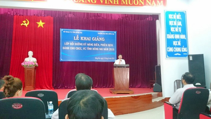 Ông Phạm Văn Thành - Phó hiệu trưởng trường Đại học Đồng Nai phát biểu tại lễ khai giảng