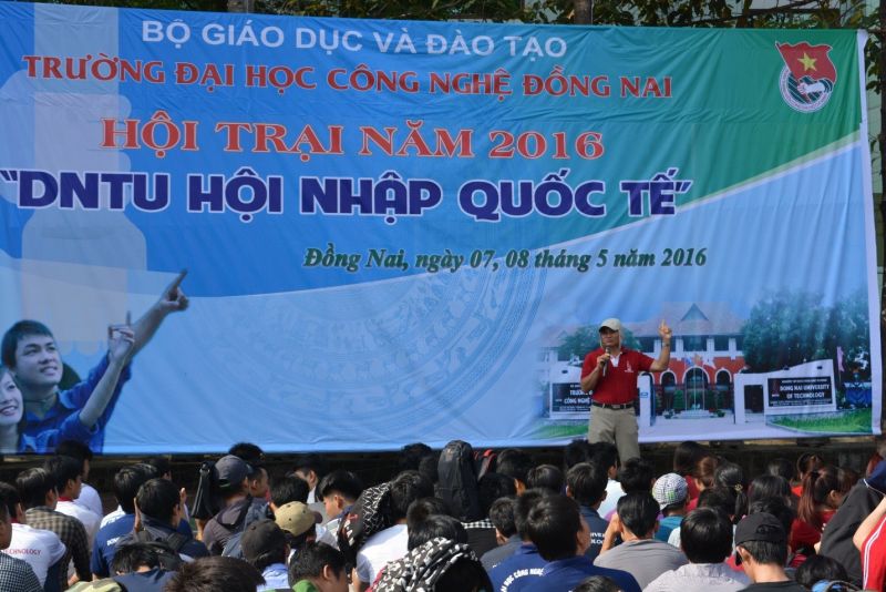 TS.Phan Ngọc Sơn  - Hiệu trưởng nhà trường phát biểu trong lễ khai mạc