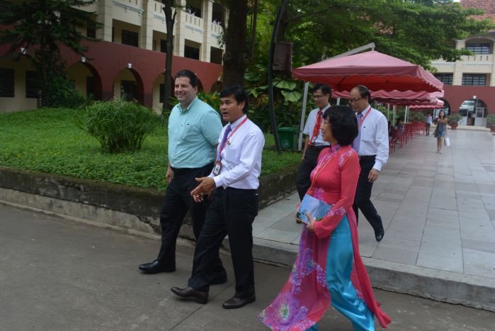 Dr. Phan Ngoc Son and the school's leaders invited Mr. James J. Maher to visit DNTU and take memorized photo