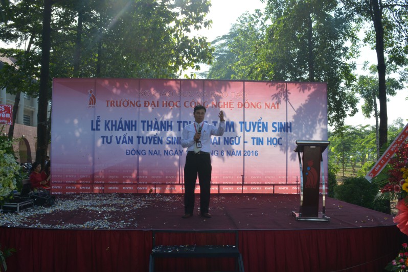 TS. Phan Ngọc Sơn phát biểu