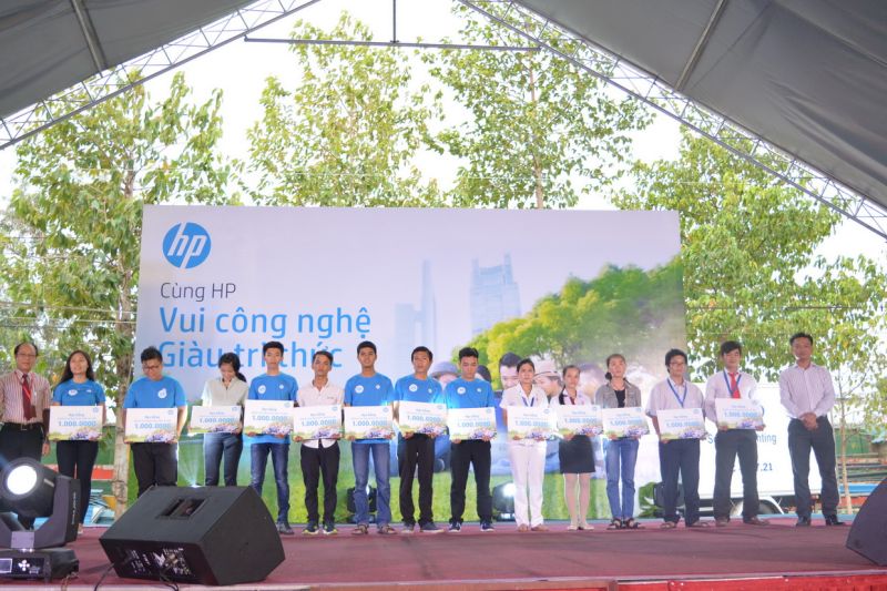 Đại diện BGH DNTU và công ty máy tính HP trao các suất học bổng cho sinh viên DNTU