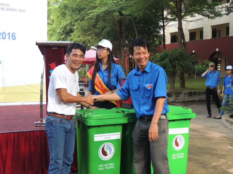 Đồng chí Nguyễn Nho Nguyên - Bí thư Đoàn Sở tài nguyên và môi trường gửi tặng Đoàn bắn cá online
 và Đoàn phường Trảng Dài phương tiện góp phần bảo vệ môi trường