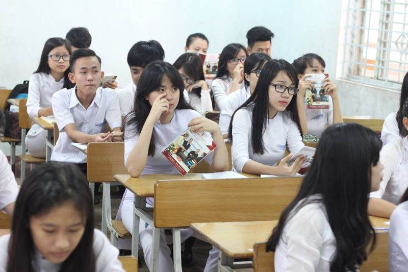 Học sinh các Trường THPT hào hứng tham khảo nội dung cẩm nang tuyển sinh DNTU