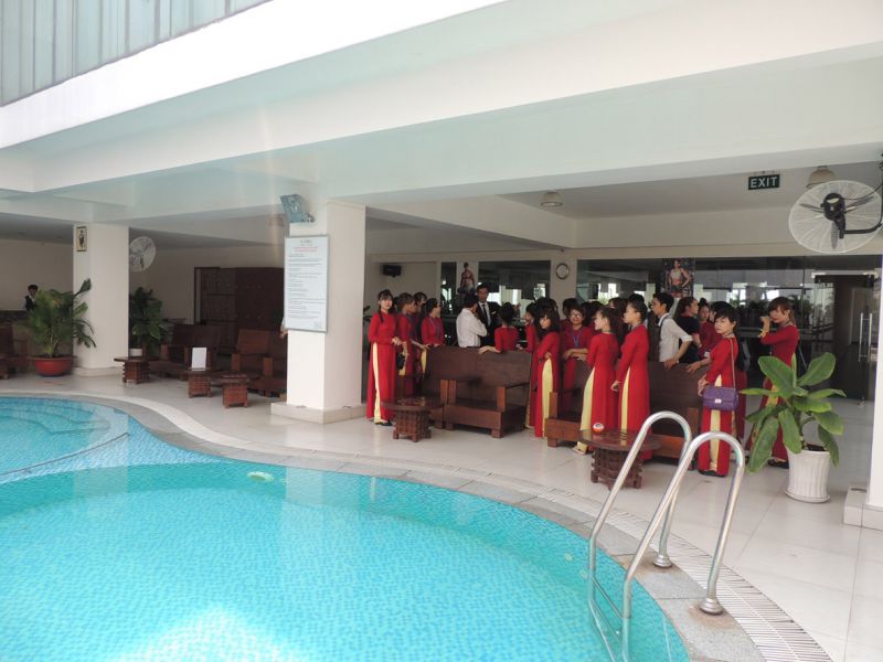 Sinh viên được hướng dẫn tham quan các bộ phận tại Aurora Hotel Plaza