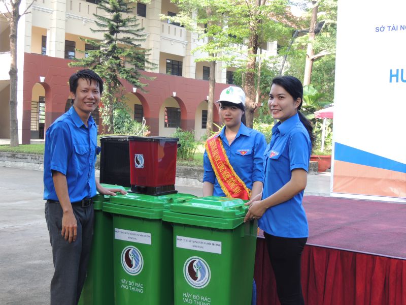 Đồng chí Nguyễn Nho Nguyên - Bí thư Đoàn Sở tài nguyên và môi trường gửi tặng Đoàn bắn cá online
 và Đoàn phường Trảng Dài phương tiện góp phần bảo vệ môi trường