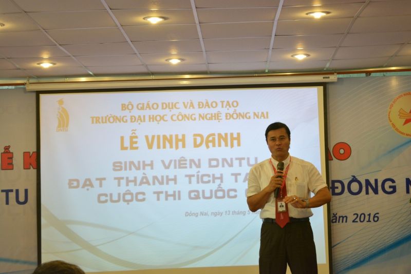 TS.Phan Ngọc Sơn – Hiệu trưởng nhà trưởng phát biểu trong buổi lễ