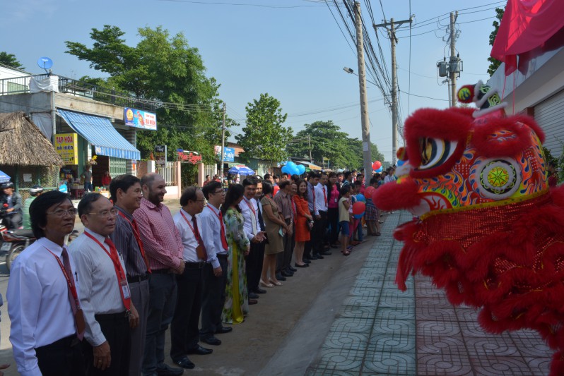 Chủ tịch Hội đồng Quản Trị Võ Thị Thanh Hoa và TS.Phan Ngọc Sơn – Hiệu trưởng nhà trường  kéo băng khánh thành