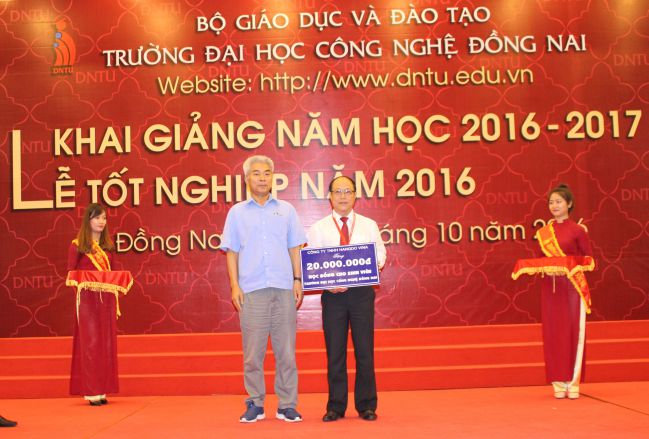 Đại diện Công ty Hangdo Vina và công ty Biti’s Đồng Nai tặng học bổng cho sinh viên DNTU trong buổi lễ