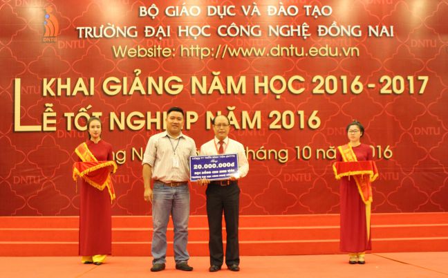 Đại diện Công ty Hangdo Vina và công ty Biti’s Đồng Nai tặng học bổng cho sinh viên DNTU trong buổi lễ