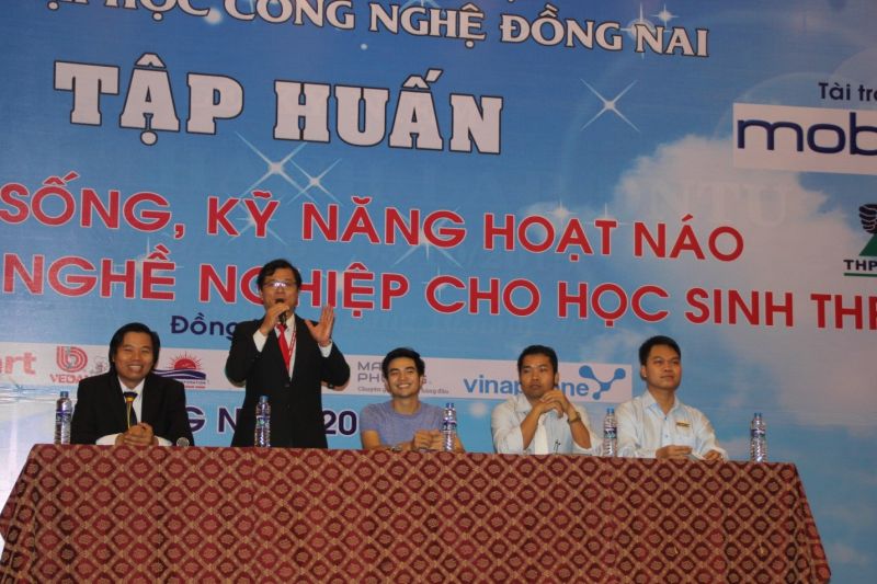 TS. Đoàn Mạnh Quỳnh- Phó hiệu trưởng tư vấn cho các em.