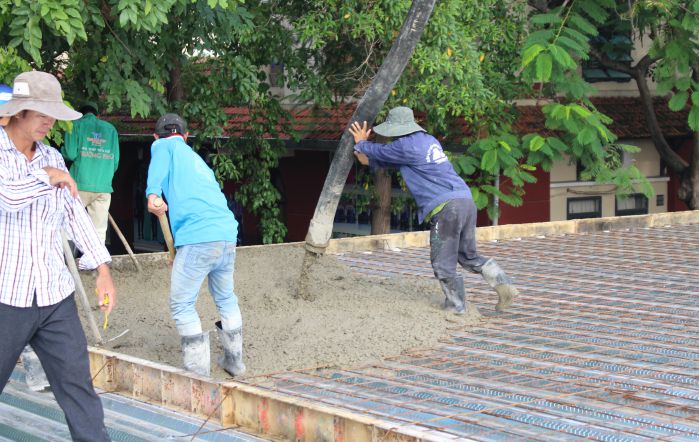 Mẻ bê tông đầu tiên đang đỏ xuống