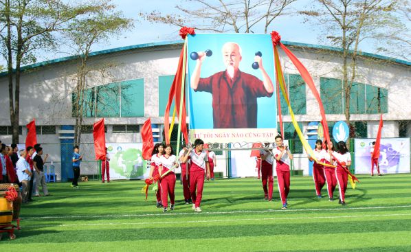 Chân dung Chủ tịch Hồ Chí Minh đang tiến vào lễ đài