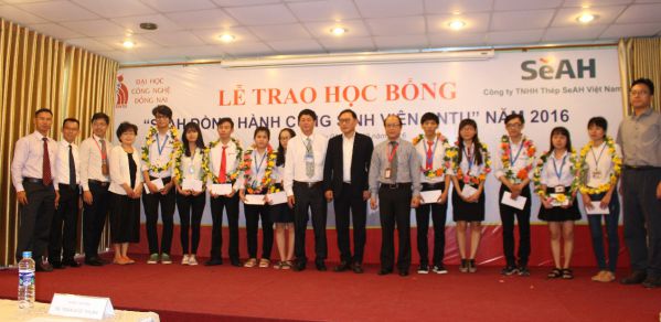 Trần Thị Ngọc thương và các bạn sinh viên DNTU khác tại lễ trao học bổng