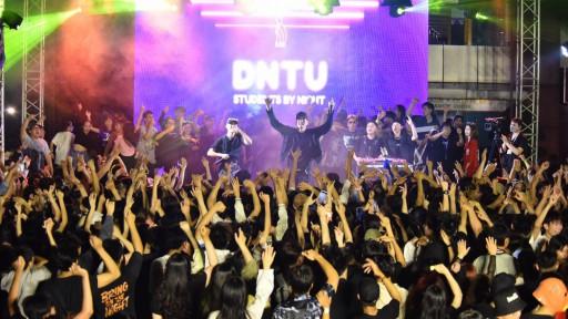 Ca sĩ Orange, Rapper Sóc Nâu, DJ LYN & DJ TIRDY cùng MC Hype MADDY khuấy đảo âm nhạc với 1.000 khán giả tại DNTU Students By Night 2022