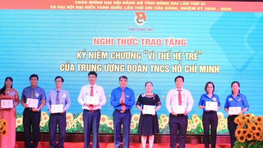 Lãnh đạo bắn cá online
 vinh dự nhận Kỷ niệm chương “Vì thế hệ trẻ” năm 2020